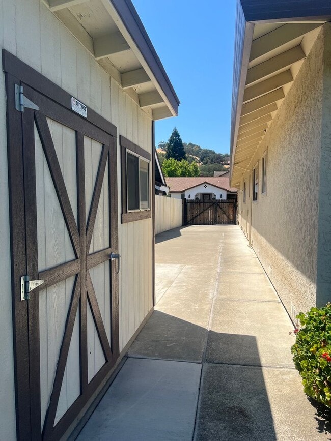 Building Photo - 142 Hillview Dr