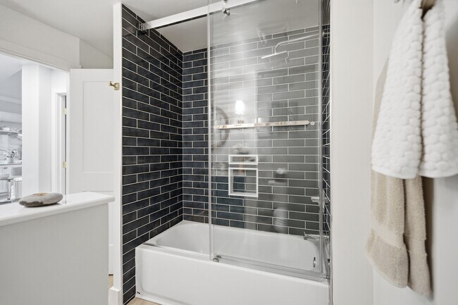 Building Photo - 150 SE Four Winds Dr