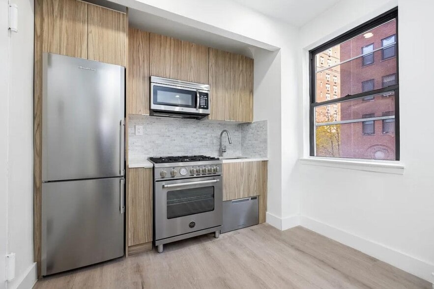 Building Photo - 138 E 38th St