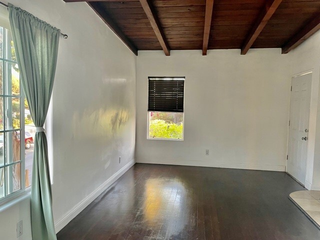 LIVINGROOM - 2847 Armacost Ave