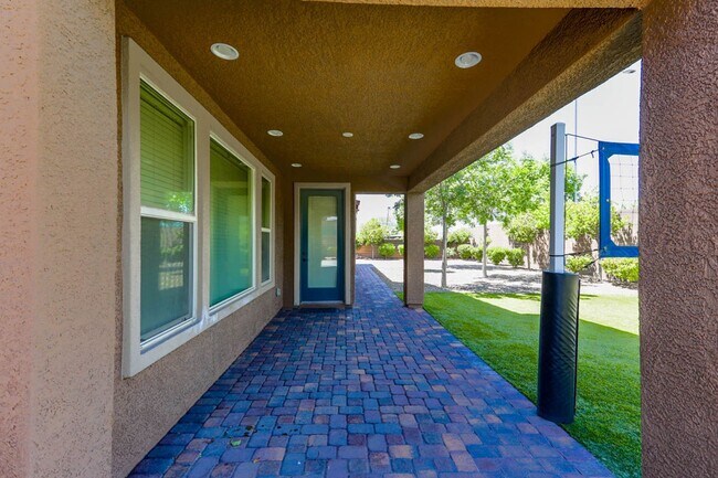 Building Photo - Stunning 5 Bed, 4 Full Baths And 2 Half Ba...