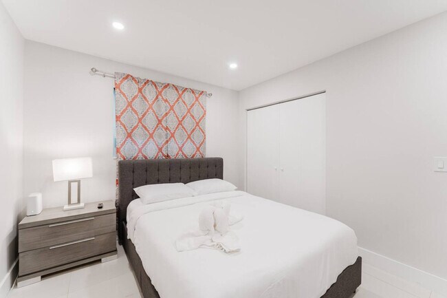 Building Photo - 4017 Monroe St