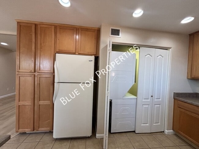 Building Photo - 322 N Hasman Dr