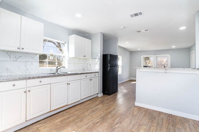 Building Photo - Spacious 4-Bedroom Home in Prime Dallas Location Near Transit, Schools & Downtown Access