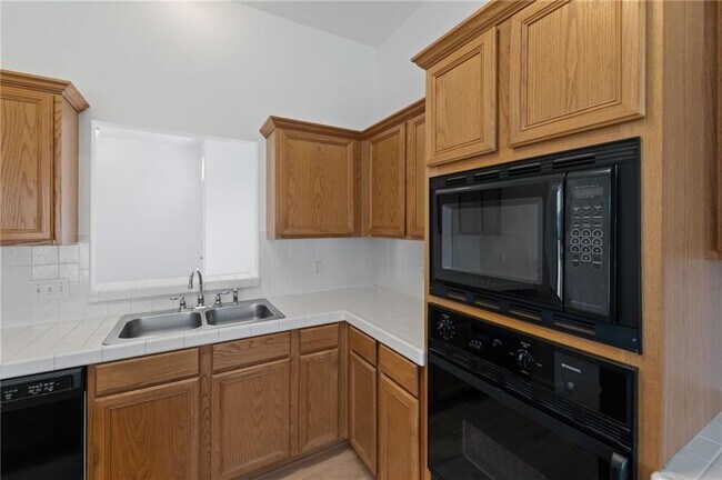 Building Photo - 2906 Greenlawn St