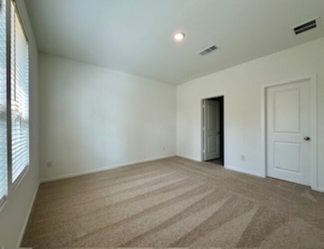 Building Photo - 500 Kinglet Dr