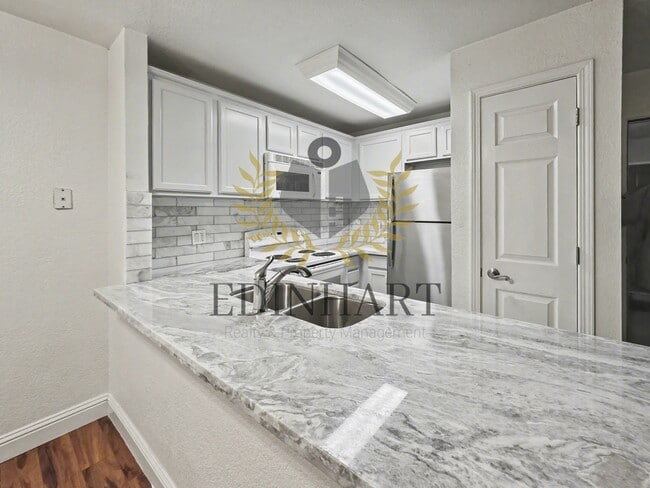 Building Photo - 2909 Huntington Blvd