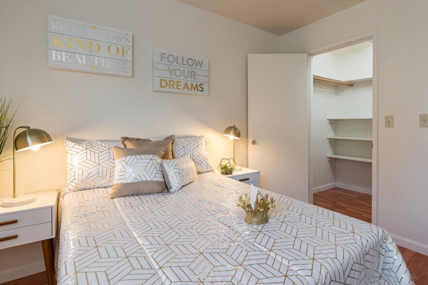 Building Photo - 39118 Sundale Dr