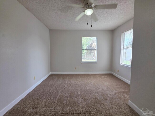 Building Photo - 824 Lavon Dr