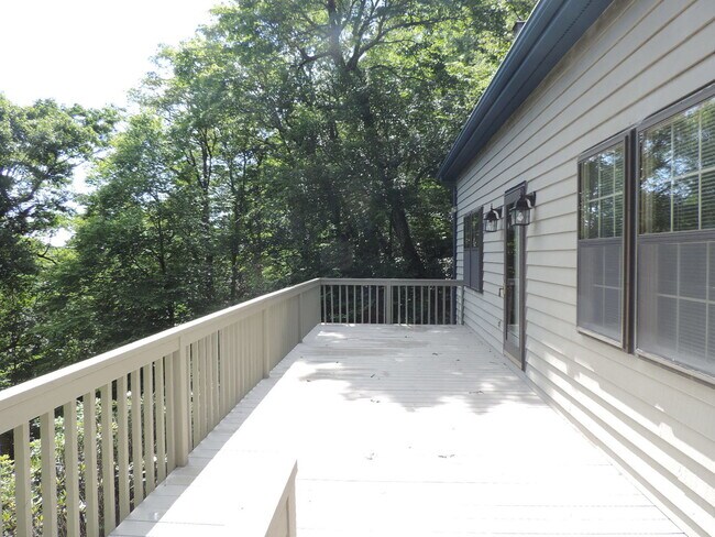 Building Photo - 404 Wintergreen Dr