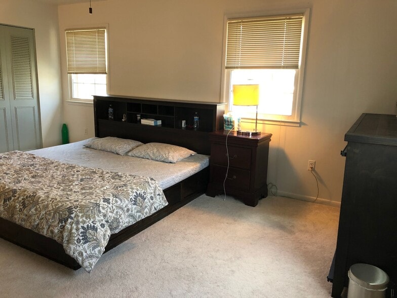 Building Photo - 4240 Embassy Dr