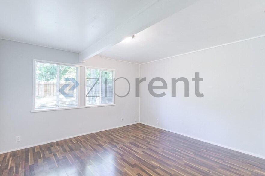 Building Photo - Unit