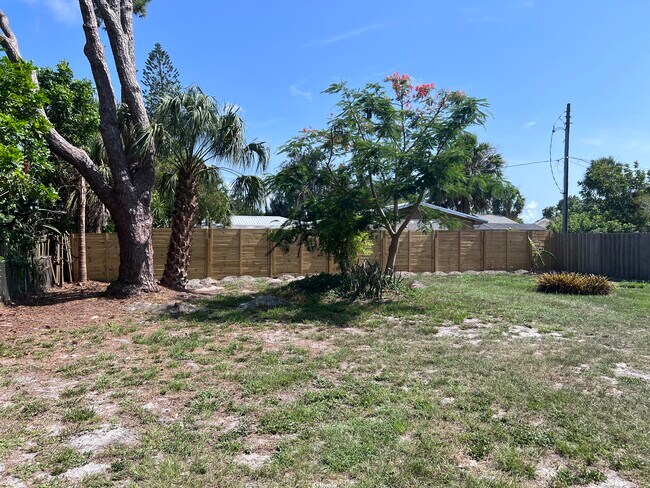 Building Photo - 2284 Bougainvillea St