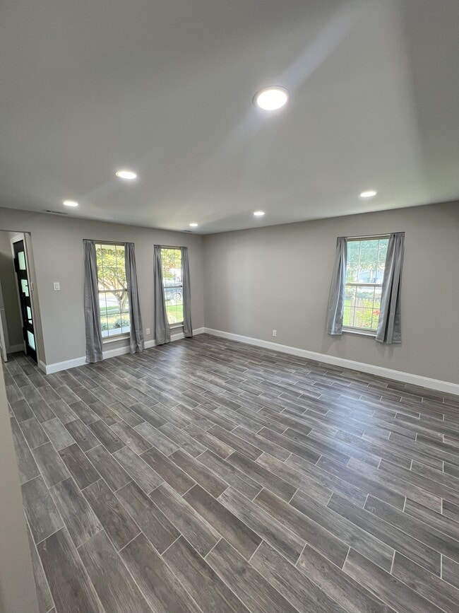 Building Photo - 223 Foxwood Ln