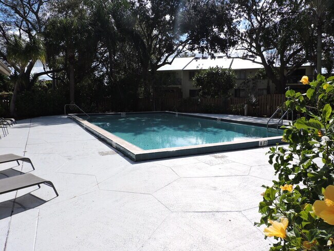 Building Photo - 3402 Gardens E Dr