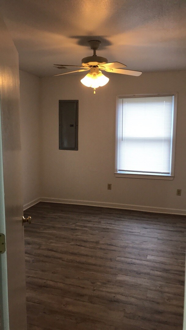 Building Photo - Radford, 4 BR / 2 BA house, Available in August