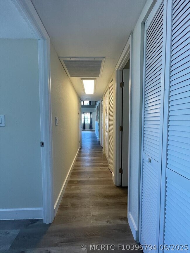 Building Photo - 401 Golden Isles Dr