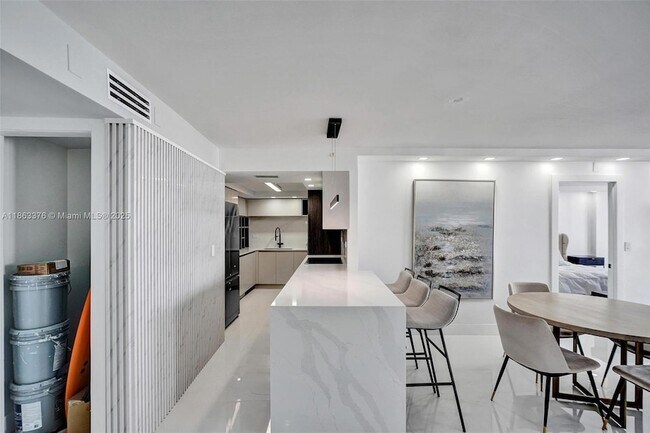 Building Photo - 6039 Collins Ave