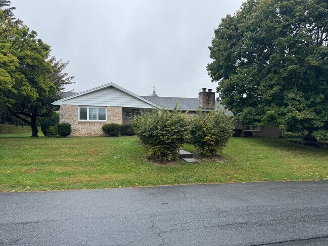 Building Photo - Stunning 3-bedroom, 3-bathroom single family home