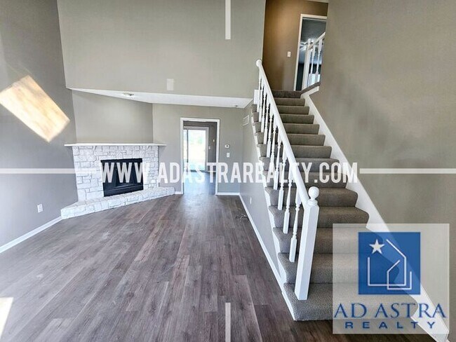 Building Photo - Very Nice 3 Bedroom 2 Bath Duplex in Overland Park-Available NOW!!