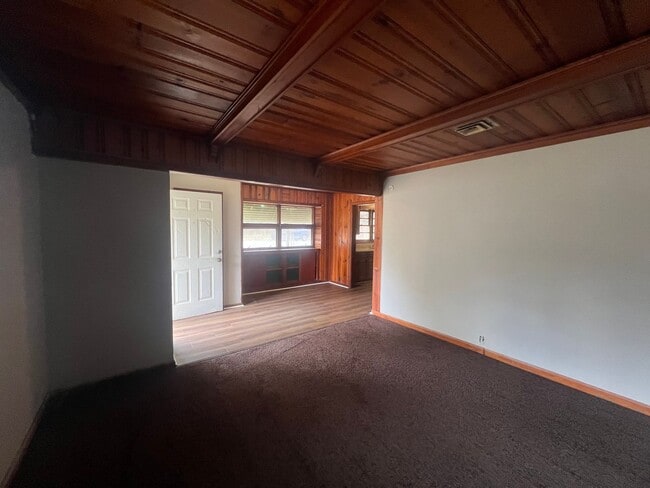 Building Photo - 3 bedroom 1 bathroom single level home