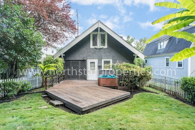 Building Photo - Amazing upscale John's Landing home.