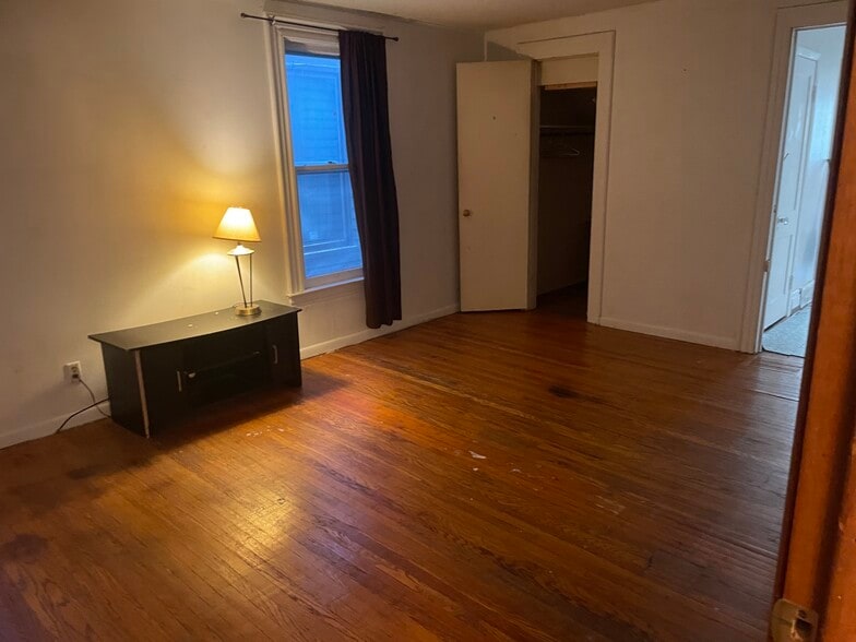 Building Photo - 384 Breckenridge St