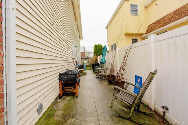 Building Photo - 552 E Walnut St