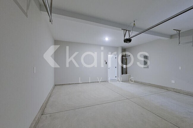 Building Photo - 845 Silent Barge Cv