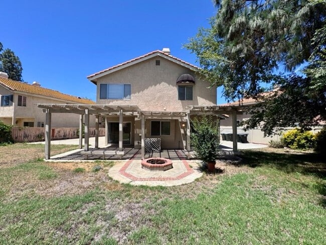 Building Photo - Spacious 4 Bedroom Home with Expansive Bac...