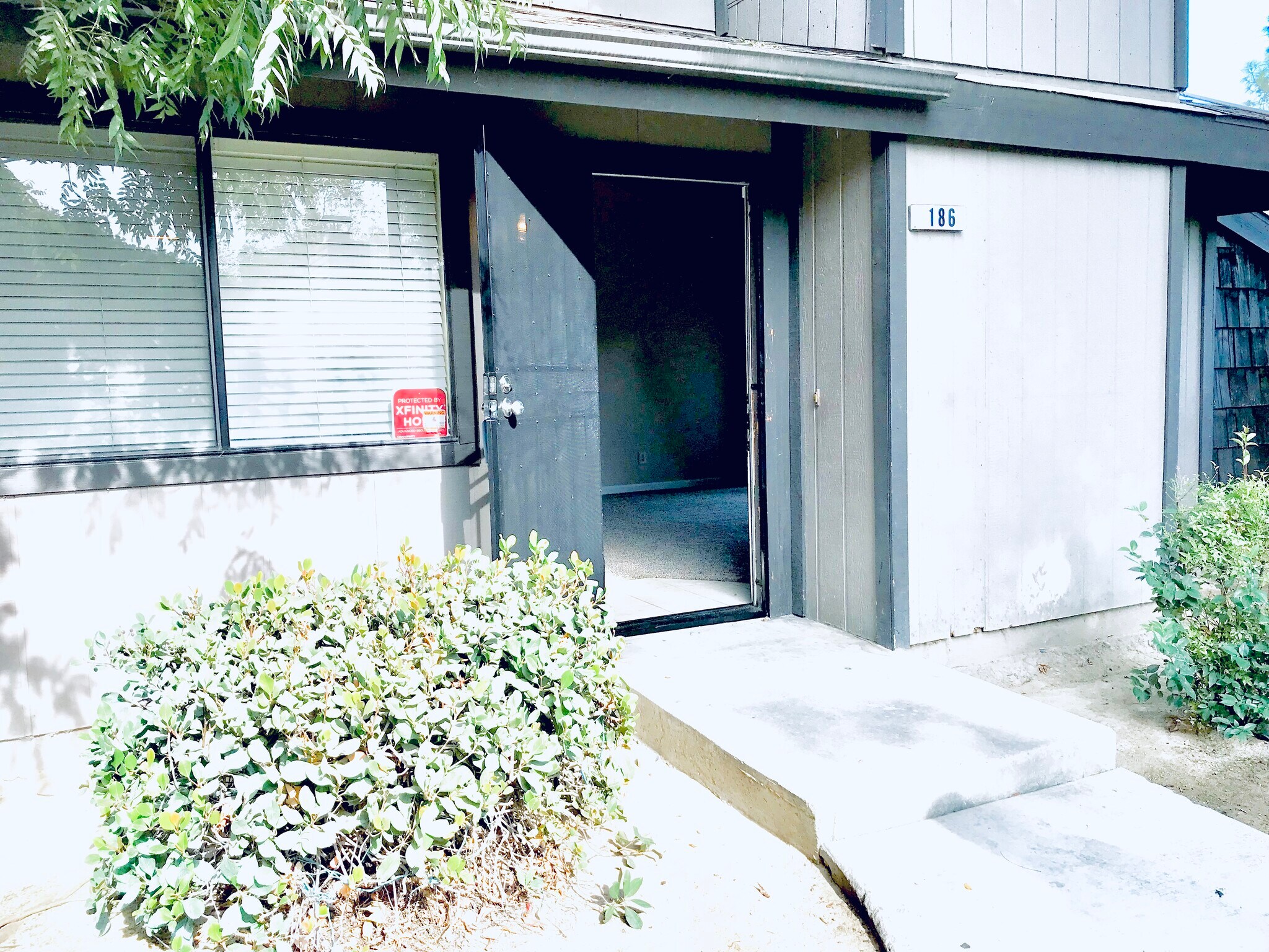 Building Photo - 1190 S Winery Ave