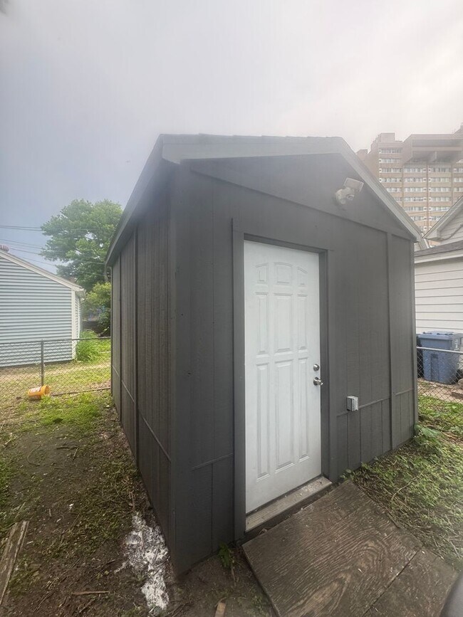 Building Photo - Newly Renovated Single Family Home - GREAT...