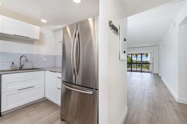 Building Photo - 8875b Fontainebleau Blvd
