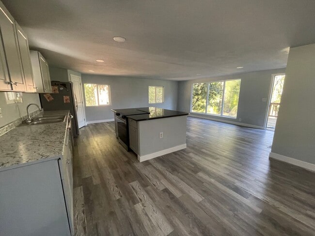 Building Photo - Spacious 3-Bed + Flex Room on Private Fenced 2 Acres, Huge Shop