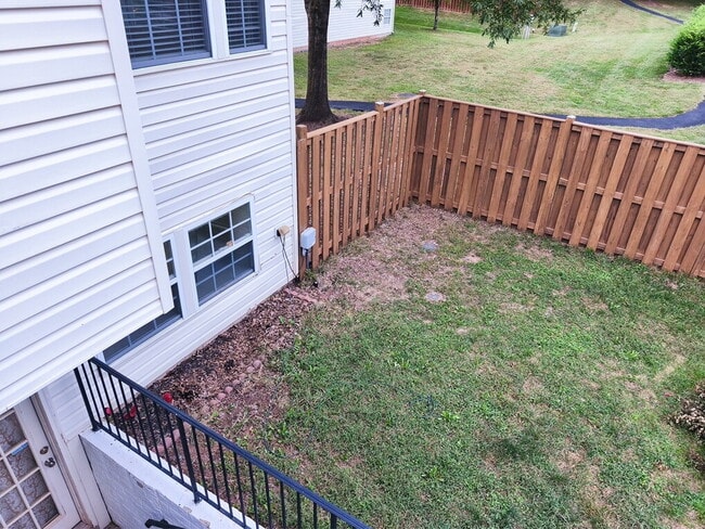 Building Photo - Exceptional End-Unit Townhome with Expansi...