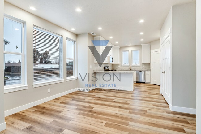 Building Photo - 1098 S High Ridge Dr