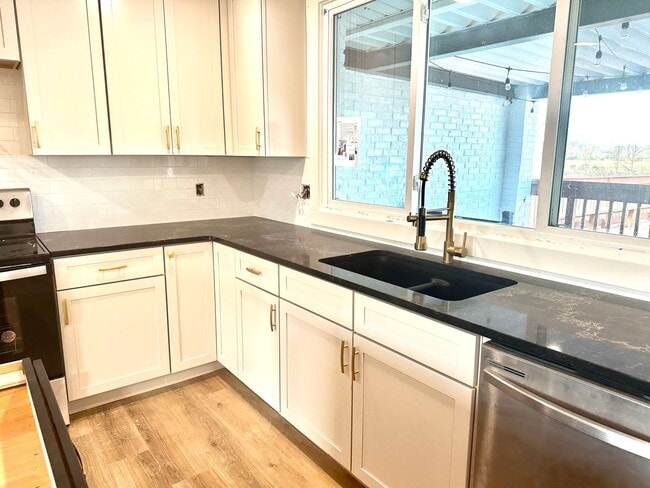 Building Photo - 6620 Upton Ln