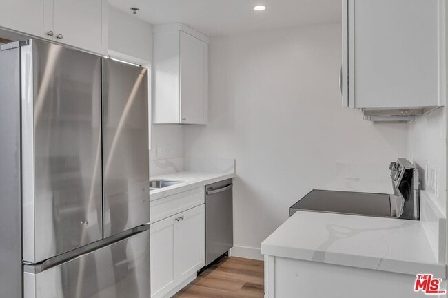 Building Photo - 6616 Sylmar Ave