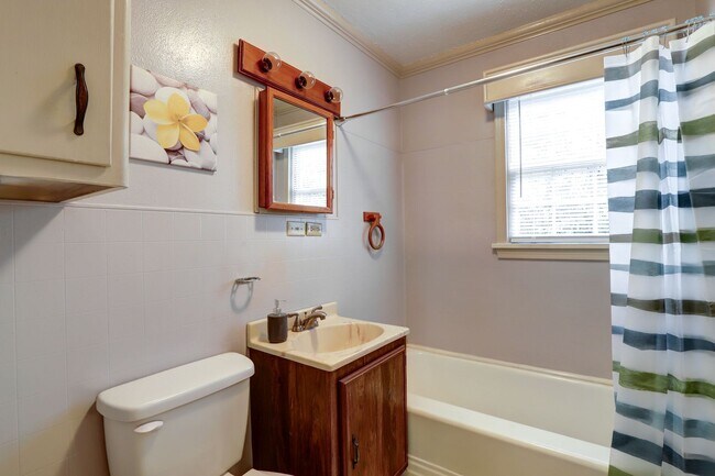 Building Photo - 3 Bedroom 2 Bathroom House in Texarkana, TX