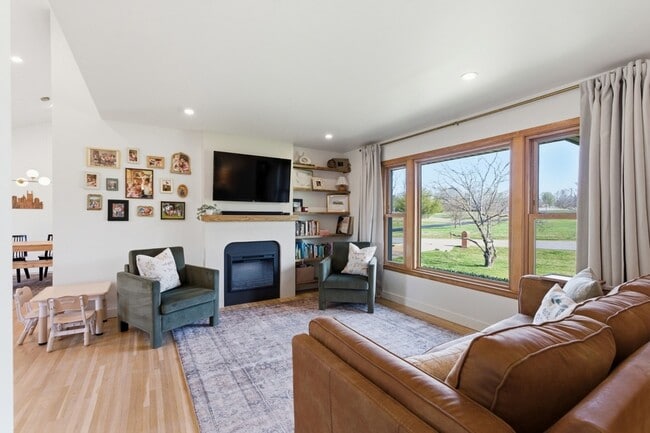 Building Photo - 2820 Donna Hill Dr