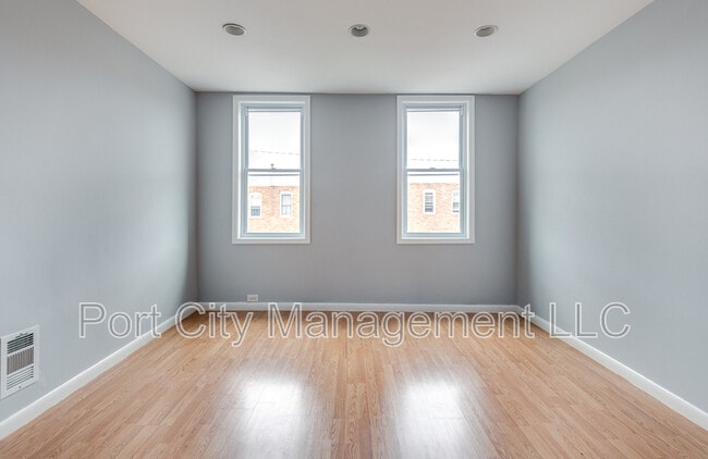 Building Photo - 320 S Newkirk St