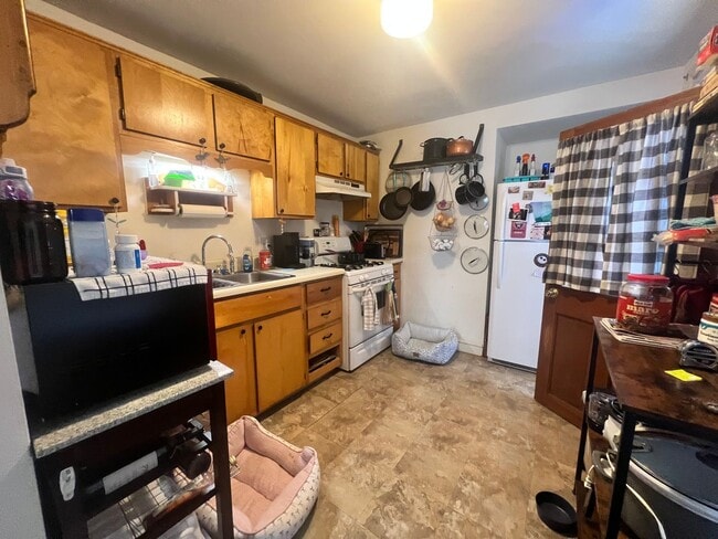 Building Photo - 2-bedroom, 1.5-bathroom home located in th...