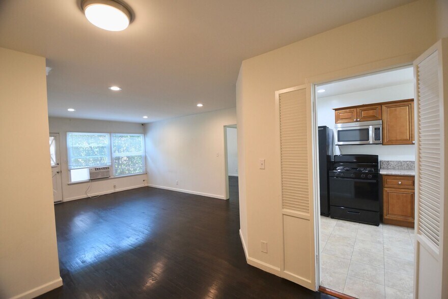 Building Photo - 5656 Whitsett Ave
