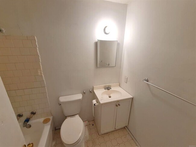 Building Photo - Washer/Dryer Included! No Carpet to worry ...