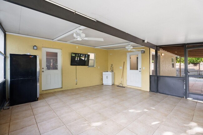 Building Photo - 607 W Perry St
