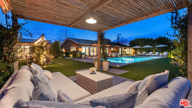 Building Photo - 6540 Dume Dr