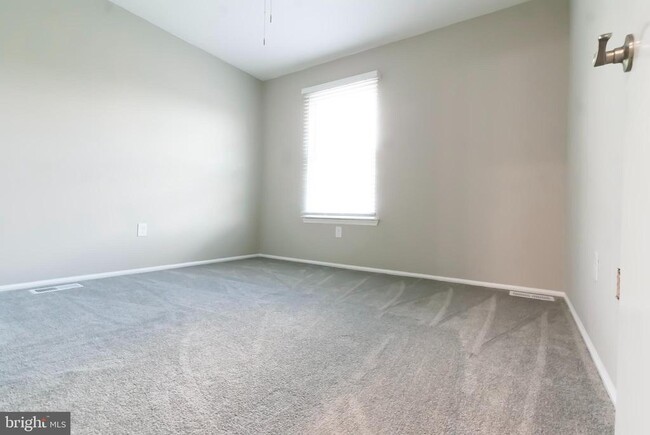 Building Photo - 2 Fairfax Ct