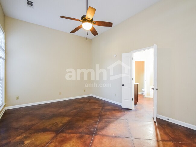 Building Photo - 2406 Lake Garden Dr