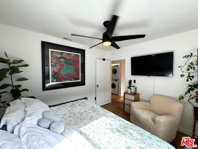 Building Photo - 2241 1/2 Harwood St