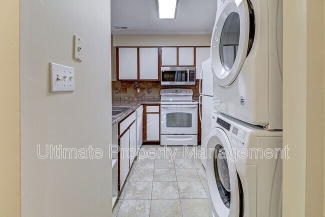 Building Photo - 2504 Flint Dr